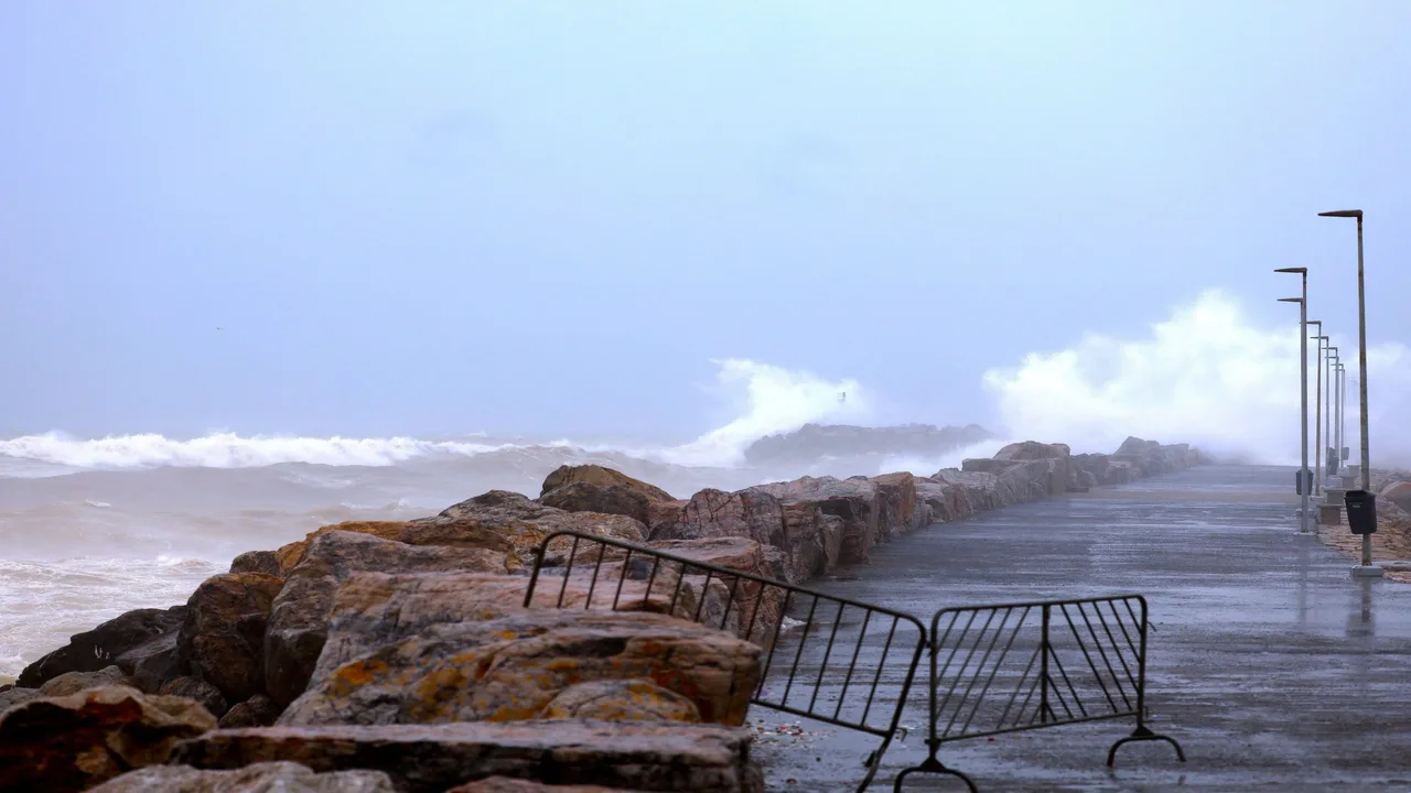 تقلبات جوية حادة.. توقعات بسقوط أمطار وثلوج وارتفاع موج البحر غدًا الإثنين